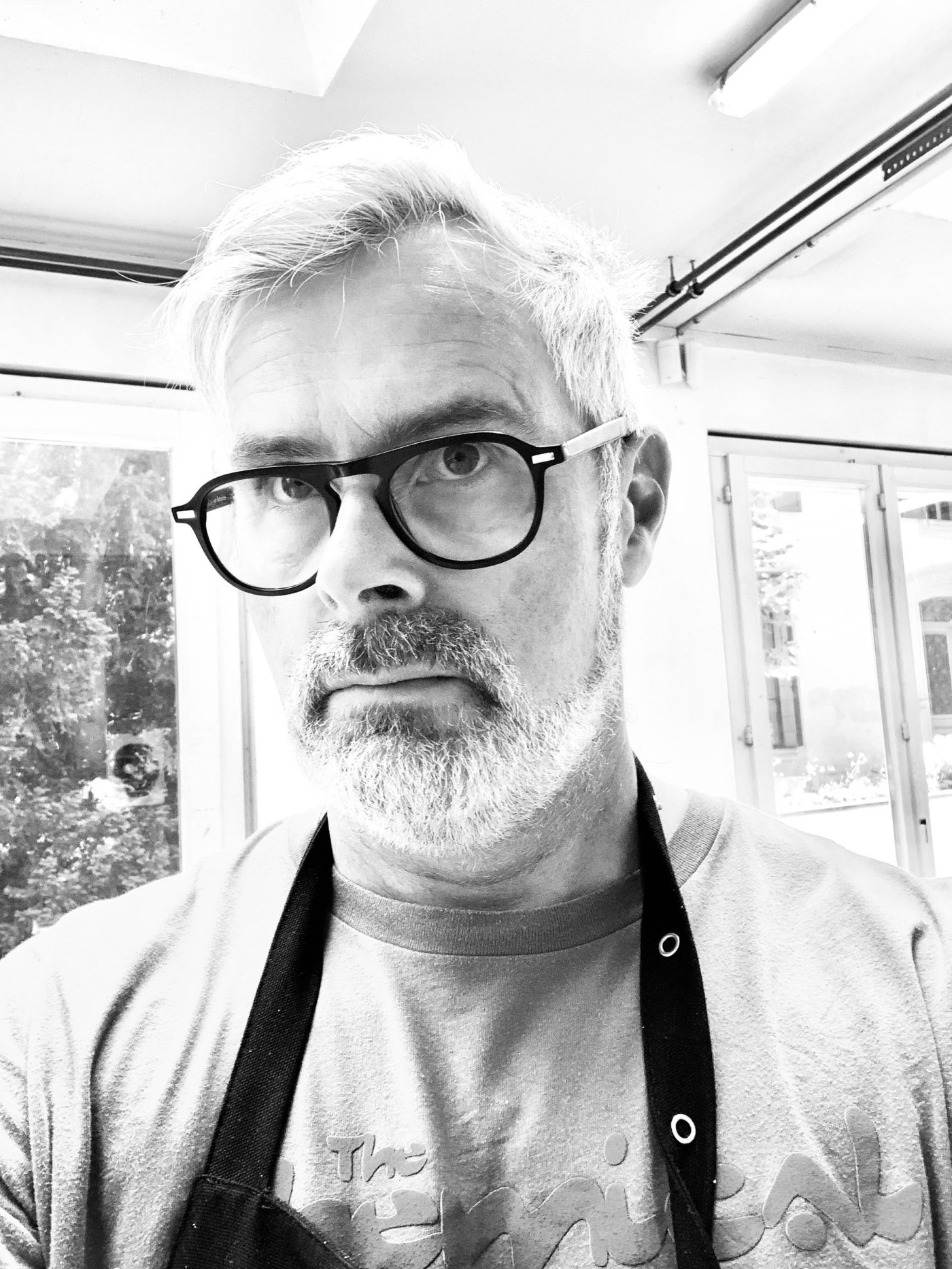 Portrait de Denis Hérisson dans son atelier